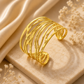Offener Armreif – 18K vergoldeter Edelstahl im modernen Cut-out-Design, wasserfest und elegant.